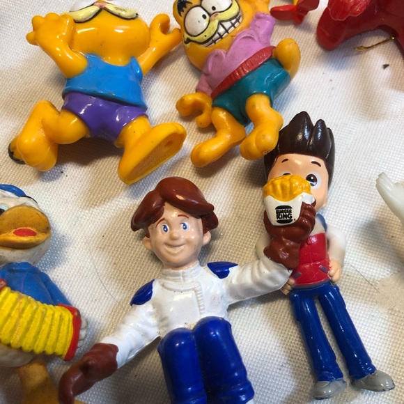 Junk drawer lot of vintage figures, pencil toppers , Strawberry short cake doll - Picture 12 of 12